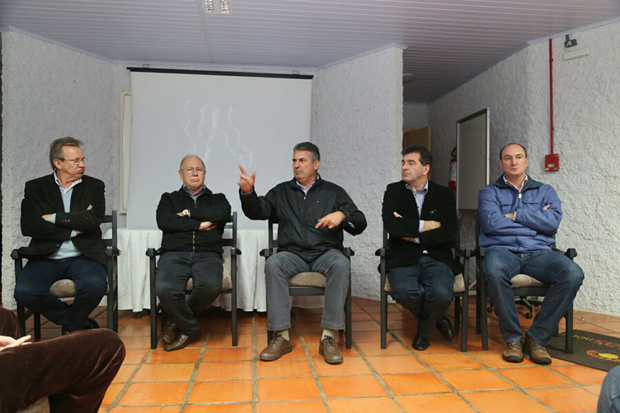 Líderes do PMDB e o prefeito João Carlos Valar, em reunião em São Miguel do Oeste. 